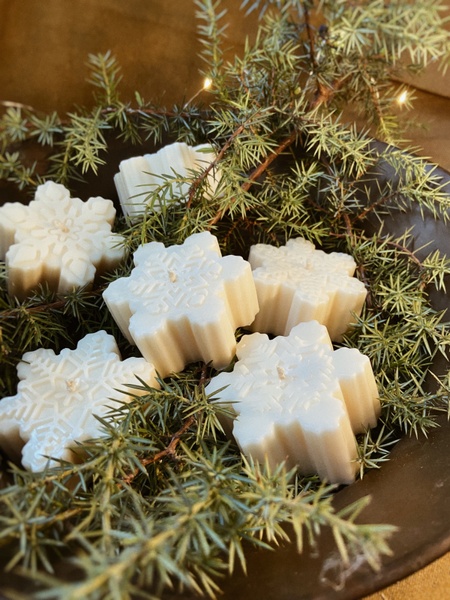 Новорічний набір соєвих ароматичних свічок "Сніжинки", 6шт 2023*12 фото
